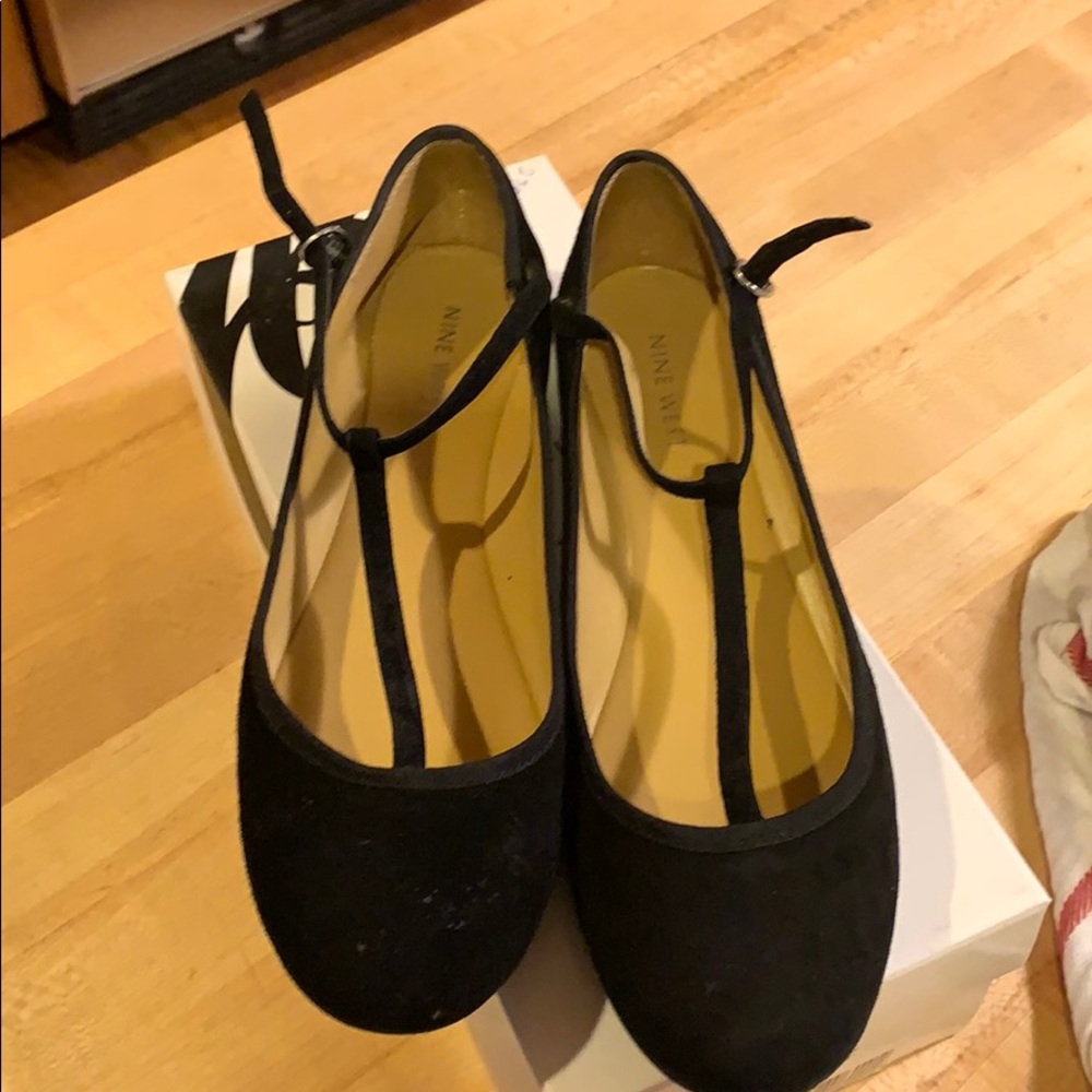 Nine West black t strap Mary Jane.